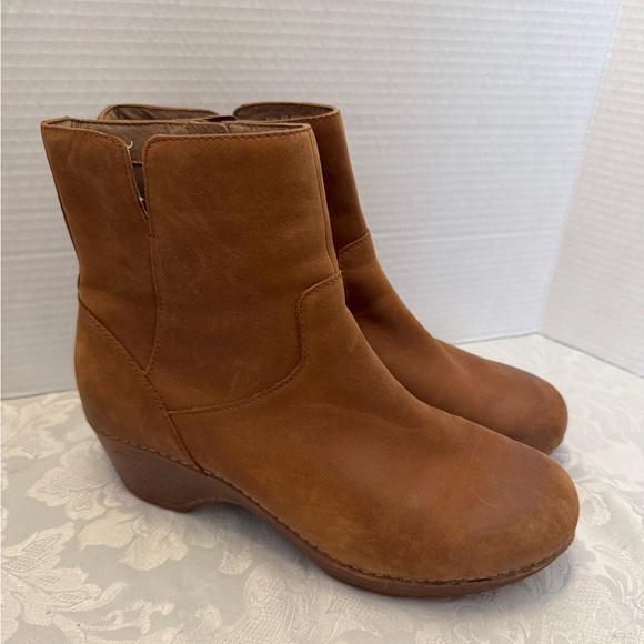 Dansko Meghan Bootie In Saddle Brown Size 40 10-10.5 Comfort Leather - Picture 1 of 15